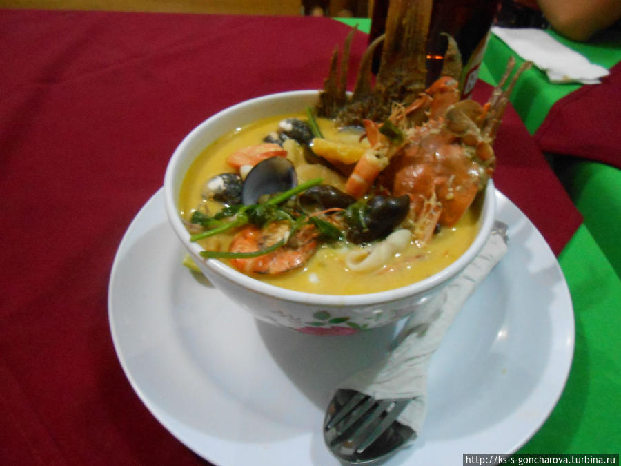 Местное блюдо — вкуснейший суп из морепродуктов (tapado) Ливингстон, Гватемала