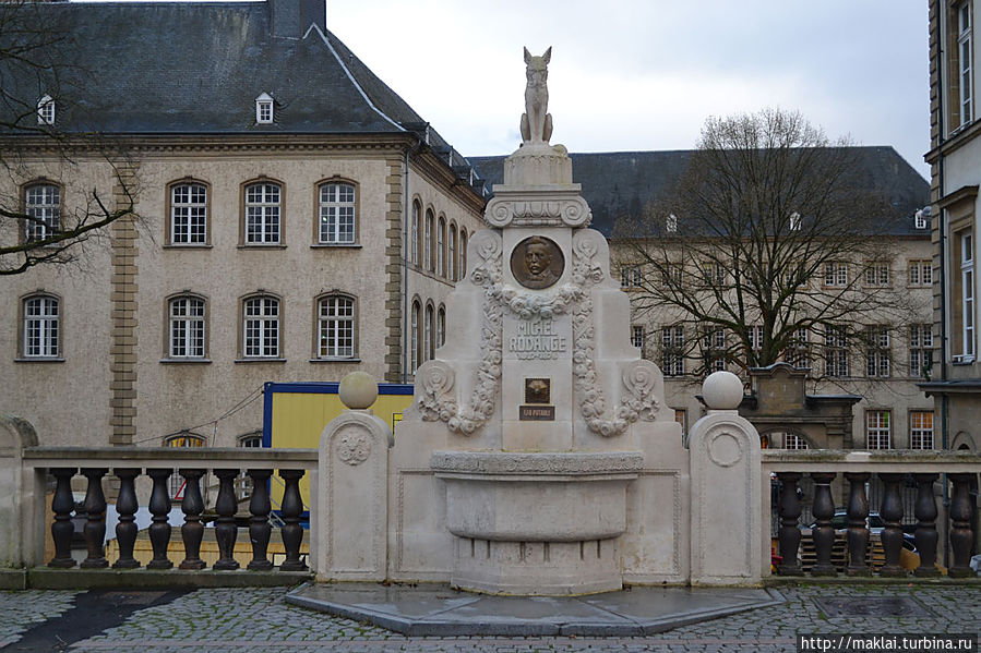 В южной стороне площади расположен памятник – фонтан с изваянием лисицы, посвященный поэту и писателю Мишелю Роданже, который является автором «Романа о лисе». Люксембург, Люксембург
