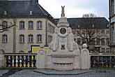 В южной стороне площади расположен памятник – фонтан с изваянием лисицы, посвященный поэту и писателю Мишелю Роданже, который является автором «Романа о лисе».