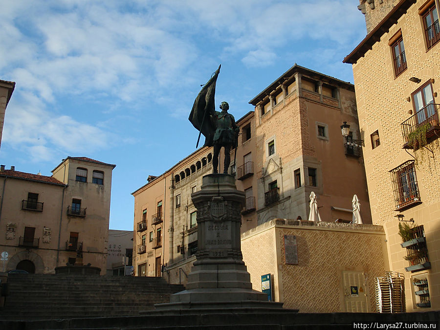 На площади Св. Мартина — памятник Хуану Браво Сеговия, Испания