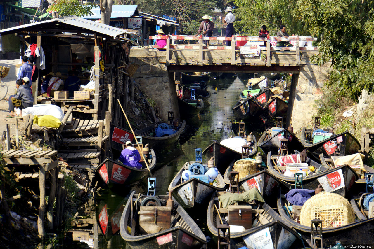 Лодки здесь основной транспорт,  и грузовой Озеро Инле, Мьянма