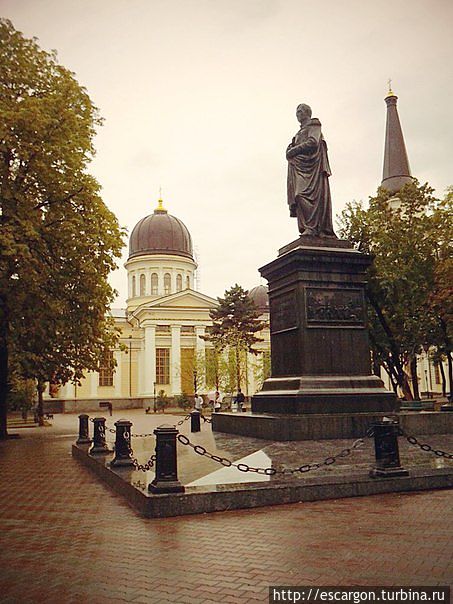 Памятник выдающемуся политическому и военному деятелю — князю Воронцову, был построен в 1856 году на деньги собранные одесситами, жителями других городов империи и из личных средств Александра II. Монумент находится также на Соборной площади, рядом со Спасо-Преображенским собором, в котором покоятся останки Воронцова. В 1936 году большевики хотели снести памятник князю вместе с собором, однако, он чудом уцелел. Памятник выдающемуся политическому и военному деятелю — князю Воронцову, был построен в 1856 году на деньги собранные одесситами, жителями других городов империи и из личных средств Александра II. Монумент находится также на Соборной площади, рядом со Спасо-Преображенским собором, в котором покоятся останки Воронцова. В 1936 году большевики хотели снести памятник князю вместе с собором, однако, он чудом уцелел.