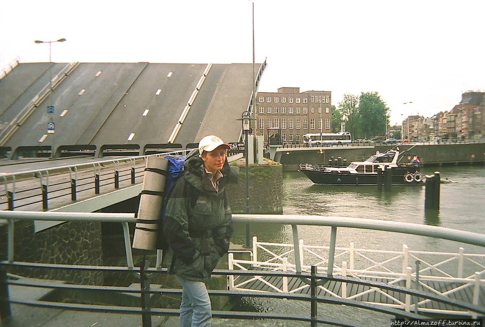 Гаага в 2004-м году, уже тогда там делали странные статуи Гаага, Нидерланды