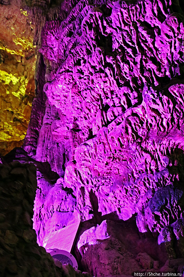 Диковинные сталактиты и причудливые сталагмиты св. Михаила Аппэ Рок Природный Парк, Гибралтар