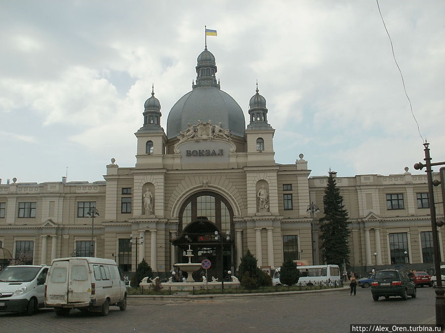 Это здание вокзала построили в 1904 году. А первый поезд прибыл во Львов (Лемберг) 4 ноября 1861 года из Перемышля. Львов, Украина