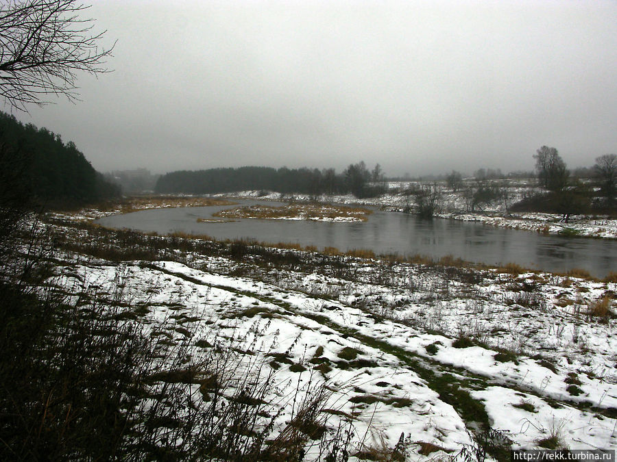 От Погоста открывается вид на речку Тверцу, а островки на ней — остатки Прутненского шлюза. Тверца была судоходной, а в этом месте был порог. Чтобы не таскать груженые лодки волоком, построили обходной шлюз. От Погоста открывается вид на речку Тверцу, а островки на ней — остатки Прутненского шлюза. Тверца была судоходной, а в этом месте был порог. Чтобы не таскать груженые лодки волоком, построили обходной шлюз.