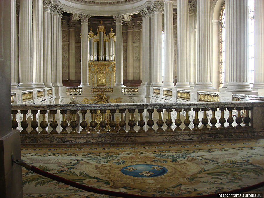 Королевский балкон, куда выходил король во время  богослужений. Версаль, Франция