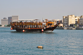 По дубайскому заливу курсируют экскурсионные лодки.