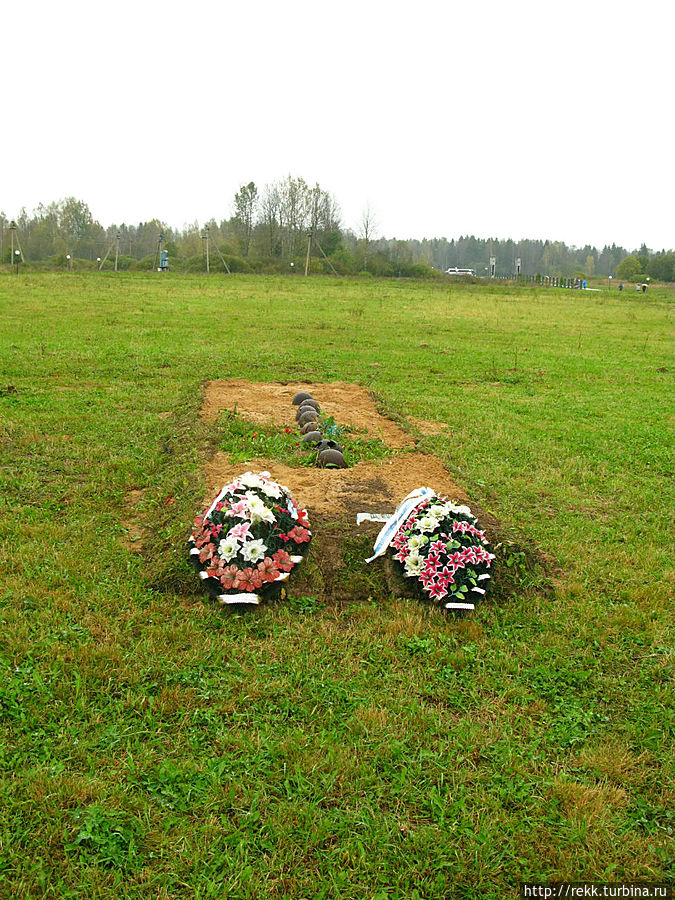 Каски наших воинов даже не нужно везти откуда то. Их прёт из земли и местные просто кладут их на братские могилы Каски наших воинов даже не нужно везти откуда то. Их прёт из земли и местные просто кладут их на братские могилы