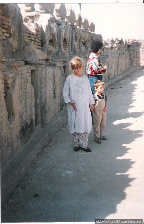 Маруся и Тема на стенах старого форта Хайдерабад, Пакистан