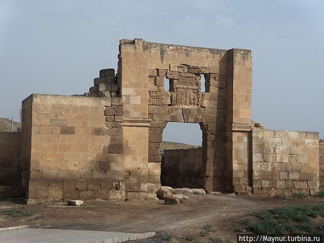 Нет ни стен , ни зданий, но ворота сохранились. Честно заходим на руины через ворота. Харран, Турция