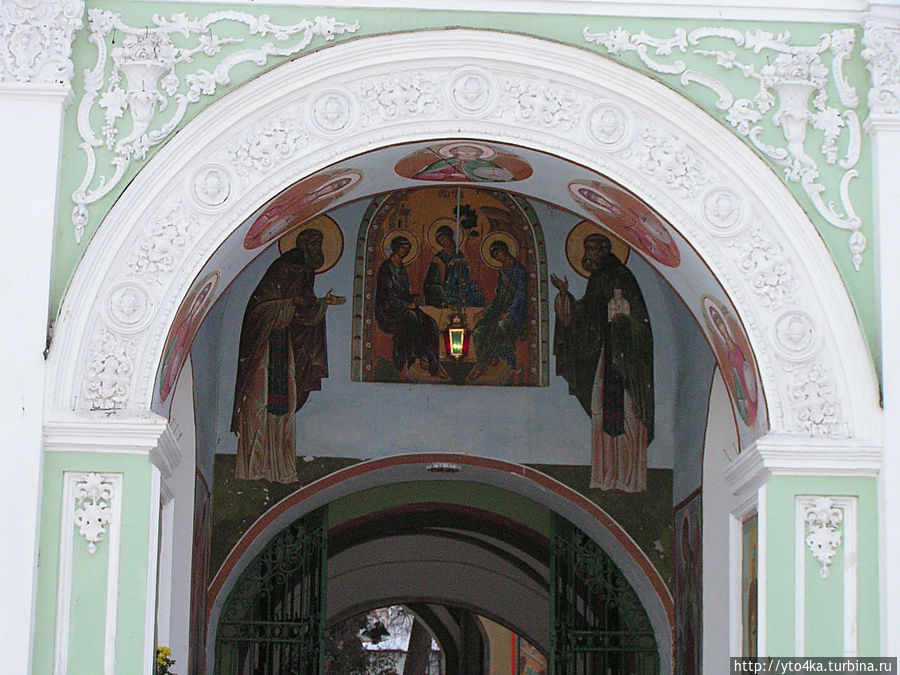 Росписи под аркой в Святых вратах Сергиев Посад, Россия