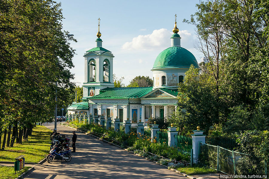 Храм Троицы Живоначальной в Воробьеве Москва, Россия