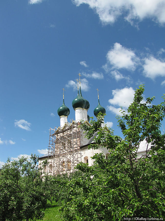 Церковь Григория Богослова (1680-е гг.) — церковь приписного, то есть целиком зависимого от митрополита бывшего Григорьевского монастыря. На первый взгляд, Григорьевская церковь своим многоскатным завершением и пятиглавием близка другим кремлевским церквам. Но у нее нет ни аркатурно-колончатого пояса, ни изразцового, ни богатых наличников.
Во время пожара 1730 г. особенно сильно пострадала церковь Григория Богослова — в ней сгорел иконостас. Церковь Григория Богослова (1680-е гг.) — церковь приписного, то есть целиком зависимого от митрополита бывшего Григорьевского монастыря. На первый взгляд, Григорьевская церковь своим многоскатным завершением и пятиглавием близка другим кремлевским церквам. Но у нее нет ни аркатурно-колончатого пояса, ни изразцового, ни богатых наличников.
Во время пожара 1730 г. особенно сильно пострадала церковь Григория Богослова — в ней сгорел иконостас.