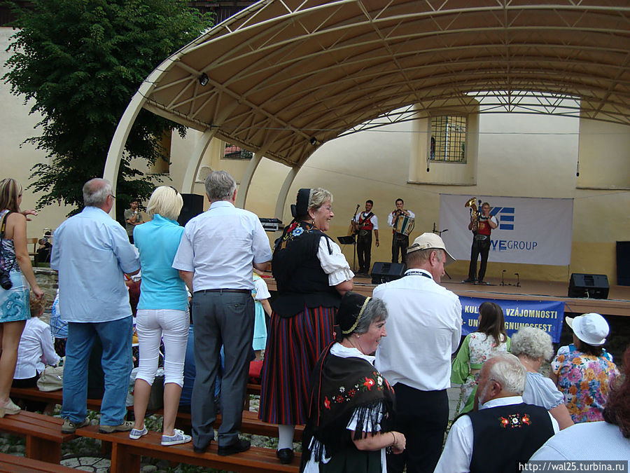 Страстные мелодии поднимают на землёй Страстные мелодии поднимают на землёй