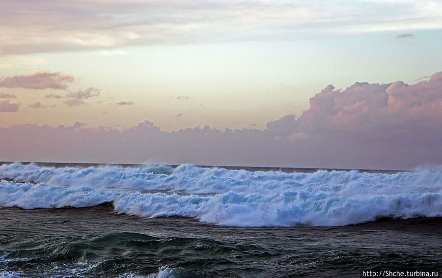 Закат и волны — вид чудесный Каена Поинт Парк Штата, остров Оаху, CША