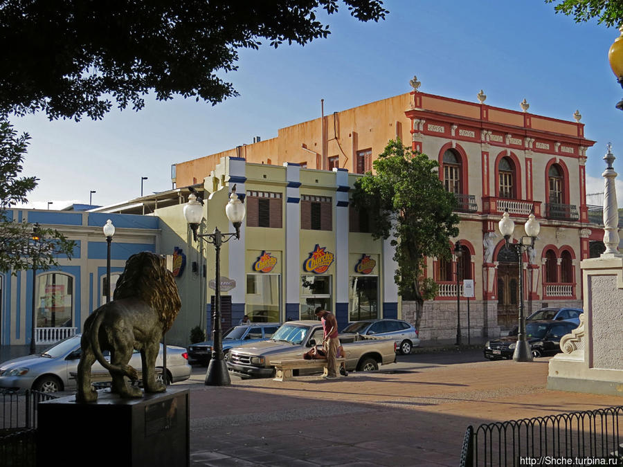 Plaza Las Delicias — две площади и муниципальный парк. 3 в 1 Понсе, Пуэрто-Рико