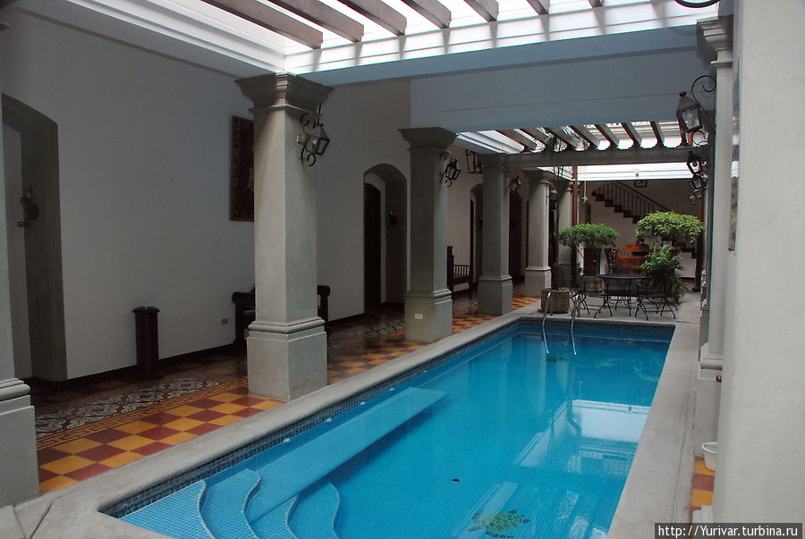 Бассейн в отеле Gran France Гранада, Никарагуа