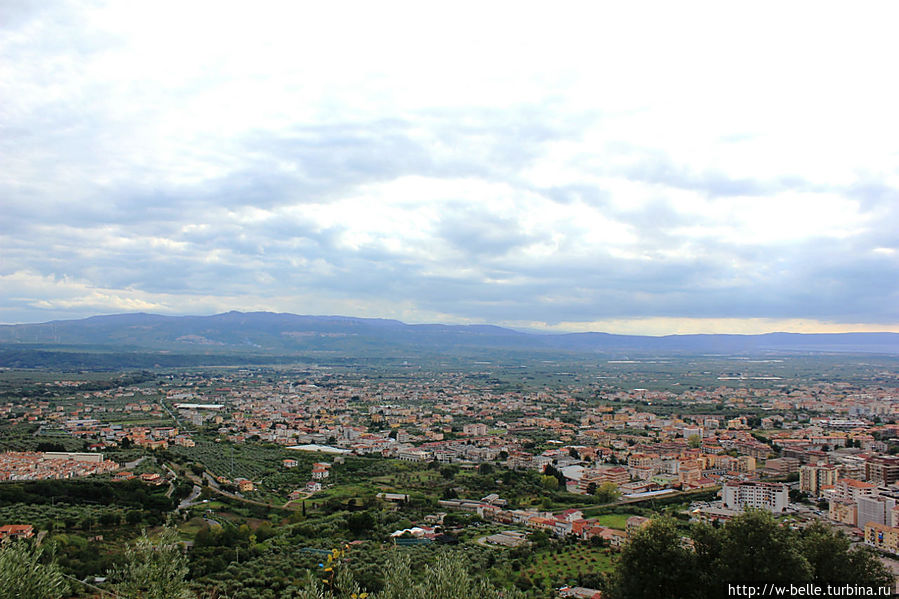 Вид на приморскую Ламецию со смотровой площадки. Вид на приморскую Ламецию со смотровой площадки.