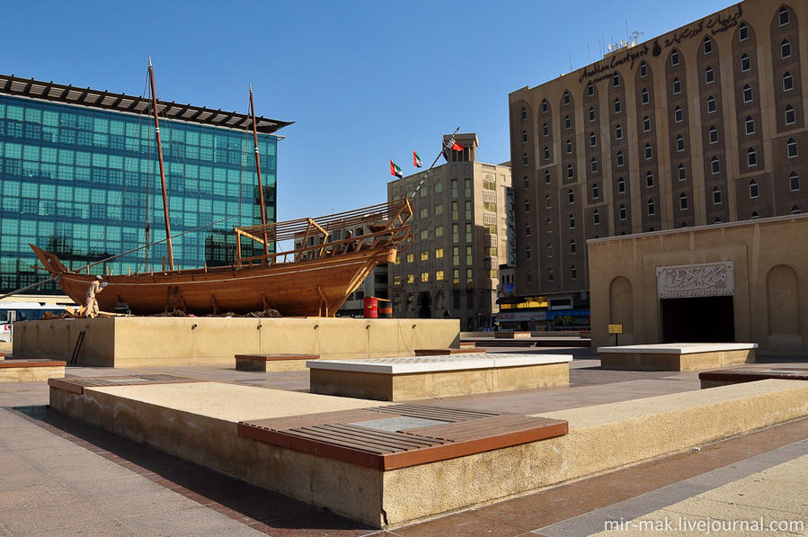 Перед входом в крепость установлен один из традиционных видов арабского судна – Доу. Дубай, ОАЭ