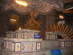 Хюэ. Гробница  императора Кхай Диня. Мозаичные украшения  усыпальницы с бронзовым изваянием императора Кхай Диня