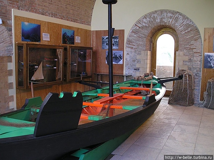 Музей лодок в замке Руффо