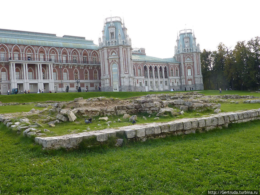 Остатки фундамента от первых дворцовых построек Остатки фундамента от первых дворцовых построек