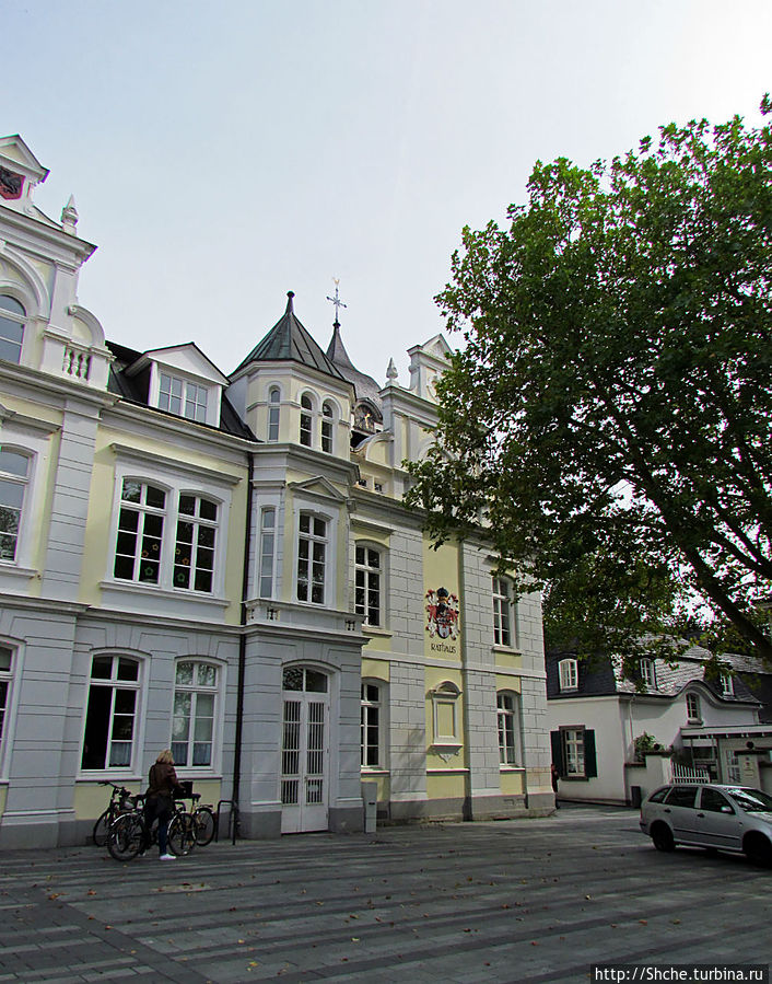 По улицам Кенигсвинтера в поисках фуникулера Кёнигсвинтер, Германия По улицам Кенигсвинтера в поисках фуникулера Кёнигсвинтер, Германия