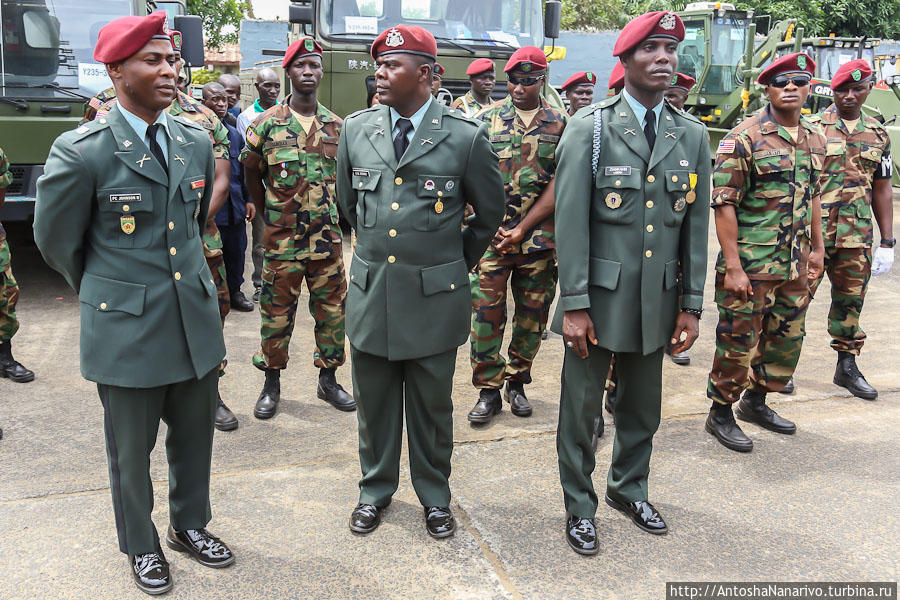 Бригадный генерал Даниэль Зианкхан (справа в переднем ряду). Монровия, Либерия