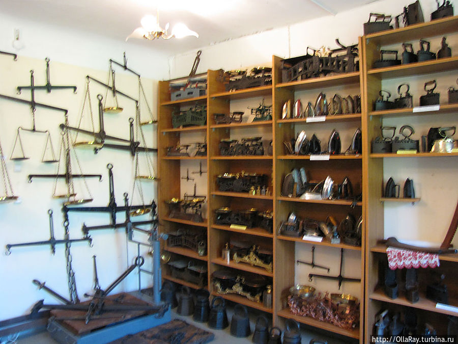 Выставка утюгов и измерительных приборов. Экспозиция дома-музея графини Паниной. Выставка утюгов и измерительных приборов. Экспозиция дома-музея графини Паниной.