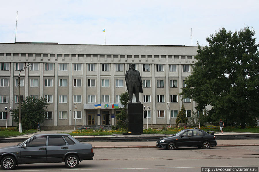 Здание администрации с памятником Ленину. Овруч, Украина