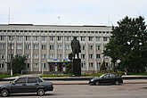 Здание администрации с памятником Ленину.