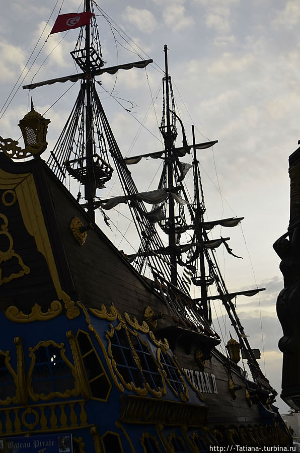 И погоду и случай
Безбожно кляня,
Мои пасынки кучей
Бросали меня.
Вот со шлюпок два залпа — и ладно!-
От Колумба и от Магеллана. Тунис И погоду и случай
Безбожно кляня,
Мои пасынки кучей
Бросали меня.
Вот со шлюпок два залпа — и ладно!-
От Колумба и от Магеллана. Тунис