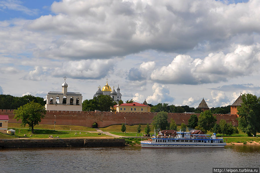 … Впервые Великий Новгород упоминается в Никоновской летописи в 859 году. Эту дату и принято считать датой основания города. Первоначально город находился южнее на территории Рюрикова городища. И лишь затем в X веке Новый город начал отстраиваться на незатопляемых холмах слева и справа по берегам Волхова.
… Новгородский Кремль (Детинец) стоит на холме, расположенном над уровнем Волхова на высоте 10 метров. … Впервые Великий Новгород упоминается в Никоновской летописи в 859 году. Эту дату и принято считать датой основания города. Первоначально город находился южнее на территории Рюрикова городища. И лишь затем в X веке Новый город начал отстраиваться на незатопляемых холмах слева и справа по берегам Волхова.
… Новгородский Кремль (Детинец) стоит на холме, расположенном над уровнем Волхова на высоте 10 метров.