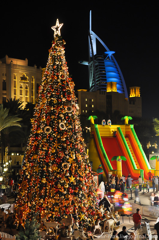 Потрясающее сочетание: ёлка, пальмы, надувная горка и отель-парус. Дубай, ОАЭ