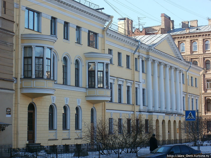 Дом Булатовых (арх. Лукини) построен в 1815 году, затем новые хозяева Лисицыны в 1838-39 перестроили и добавили к дому левую часть (арх. Гемилиан). Санкт-Петербург, Россия