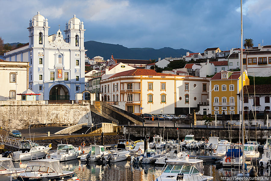 Город Ангра-ду-Эроишму, центральная часть города признана объектом всемирного наследия ЮНЕСКО. К сожалению, при этом, здесь каким-то образом, прямо на скале у порта, построили стеклянный пятизвёздочный отель. Регион Азорские острова, Португалия