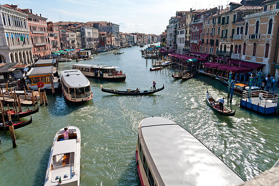Эти маршрутки нередко создают пробки даже в широком Гранд-канале. Венеция, Италия