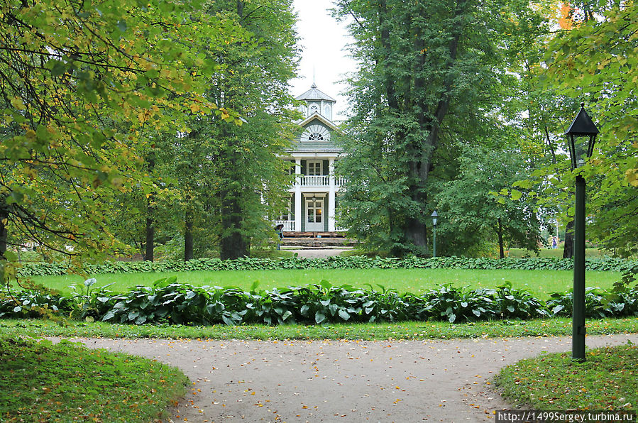 Дом-музей П.А. и В.П.Ганнибалов со стороны парка. Пушкинские Горы, Россия