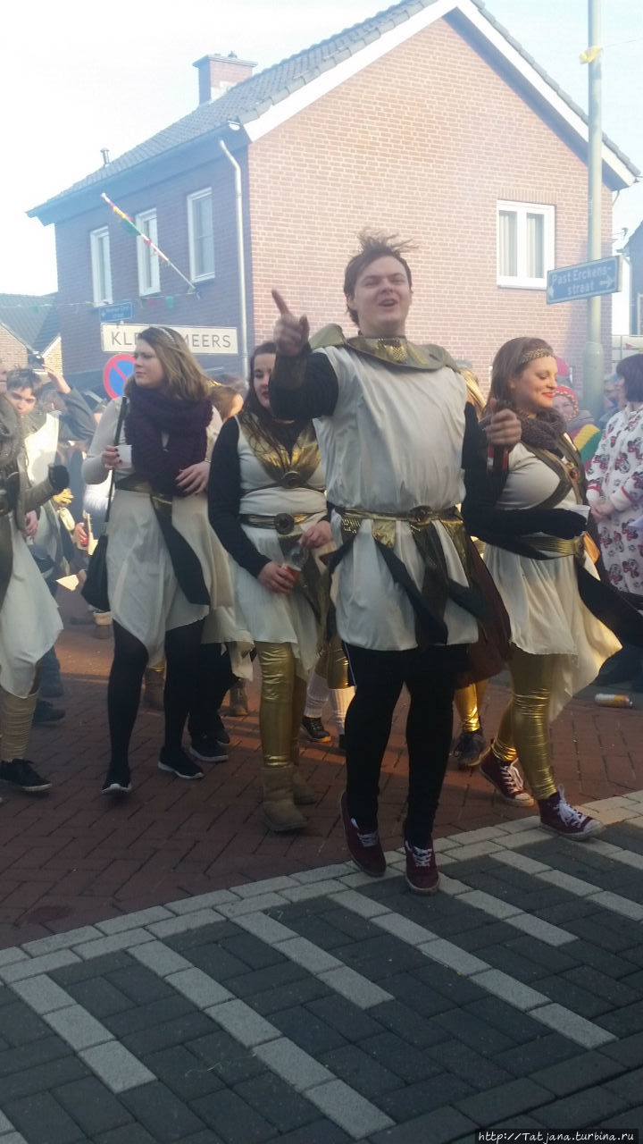 Карнавальное шествие в деревне Kleine Meers Кляйн-Меерс, Нидерланды