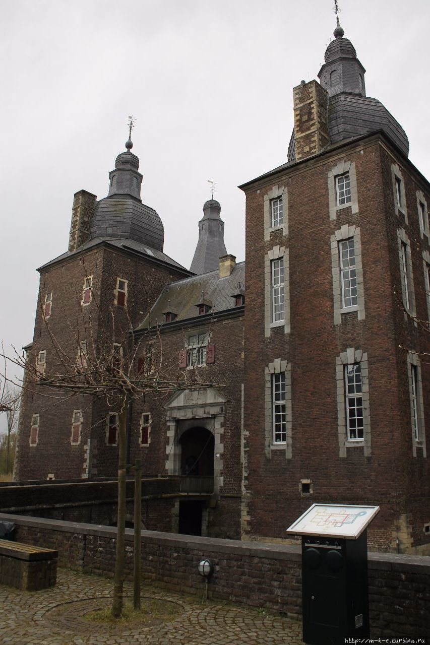 Замок Hoensbroek место для погружения в историю Хунсбрук, Нидерланды