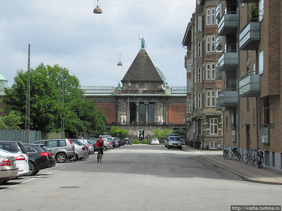 Здание с право моя гостиница она находица в пяти минутах от Ратушной площяди Копенгаген, Дания Здание с право моя гостиница она находица в пяти минутах от Ратушной площяди Копенгаген, Дания