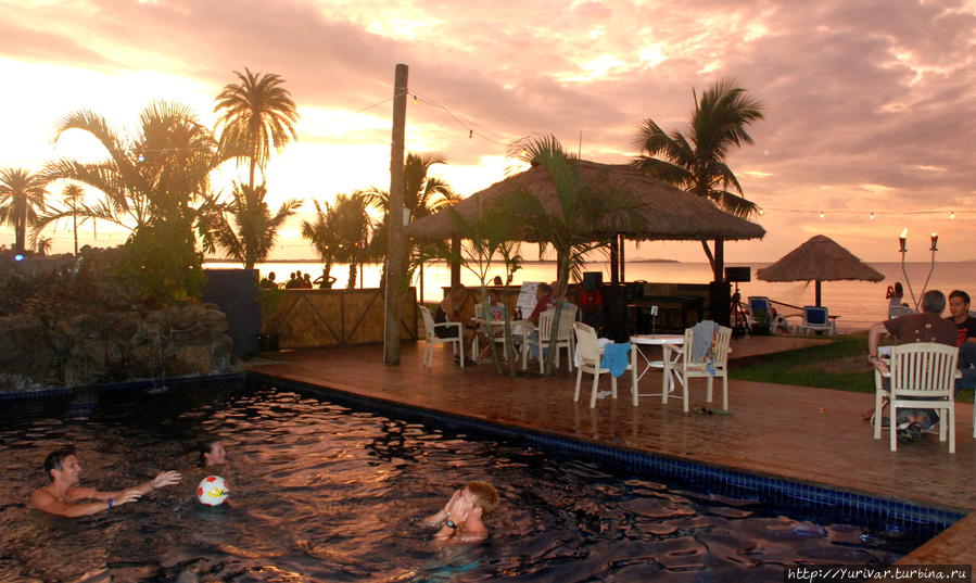 Вечером хорошо поплавать в бассейне Нанди, остров Вити-Леву, Фиджи