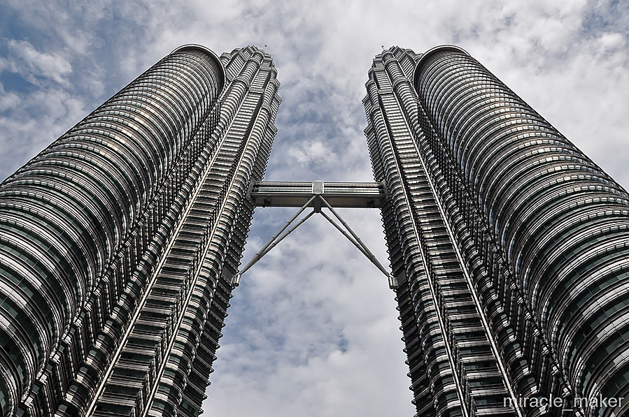 Высота каждой из башен вместе со шпилем — 451,9 метров. Колличество этажей – 88. Строительство длилось около 7 лет.
Вот лишь несколько поразительных фактов о башнях-близнецах:
— для удобства перемещения Петронас оснащен 58 двухярусными лифтами, 20 эскалаторами и 765 лестничными пролетами.
— 5400 парковочных мест на пяти-уровневом паркинге.
— общая площадь всех помещений в здании — 213 750 квадратных метров, а сами башни занимают порядка 40 гектаров территории.
— вес одной башни составляет 300 000 тонн
— Петронас имеет самый глубокий фундамент глубиной около 150 метров, на который ушло 13200 кубических метров бетона. Куала-Лумпур, Малайзия Высота каждой из башен вместе со шпилем — 451,9 метров. Колличество этажей – 88. Строительство длилось около 7 лет.
Вот лишь несколько поразительных фактов о башнях-близнецах:
— для удобства перемещения Петронас оснащен 58 двухярусными лифтами, 20 эскалаторами и 765 лестничными пролетами.
— 5400 парковочных мест на пяти-уровневом паркинге.
— общая площадь всех помещений в здании — 213 750 квадратных метров, а сами башни занимают порядка 40 гектаров территории.
— вес одной башни составляет 300 000 тонн
— Петронас имеет самый глубокий фундамент глубиной около 150 метров, на который ушло 13200 кубических метров бетона. Куала-Лумпур, Малайзия