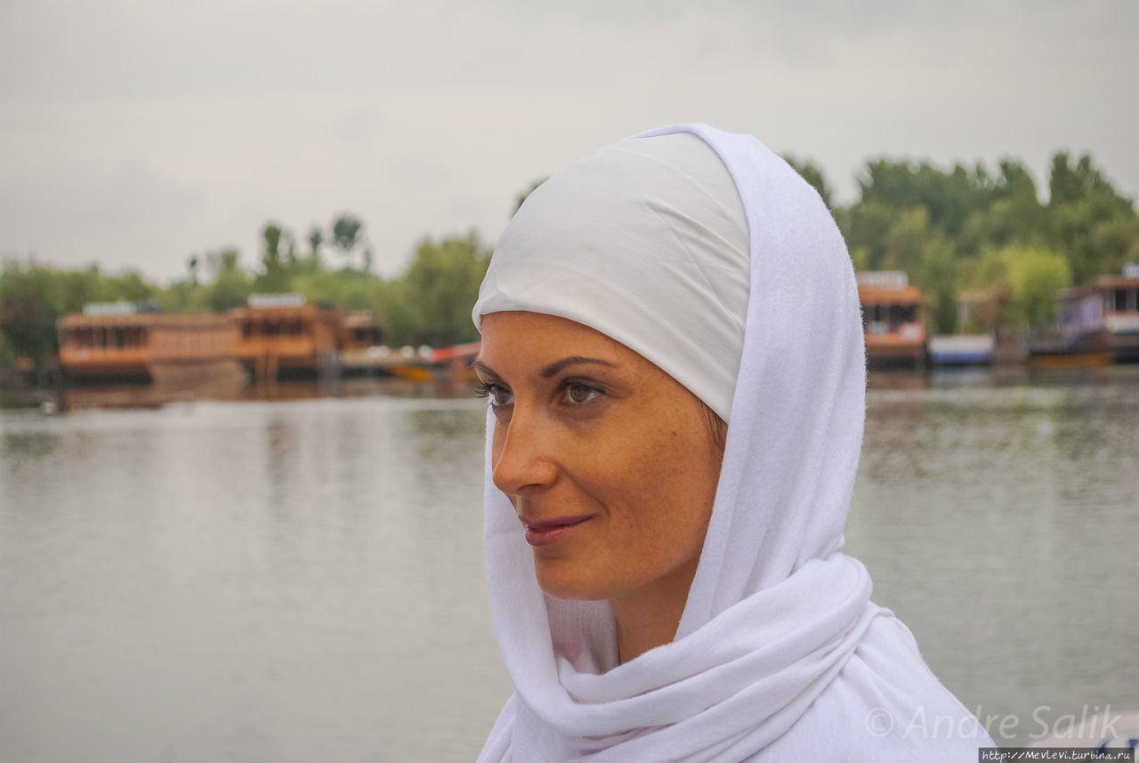 Озеро Дал с утреца Шринагар, Индия Озеро Дал с утреца Шринагар, Индия