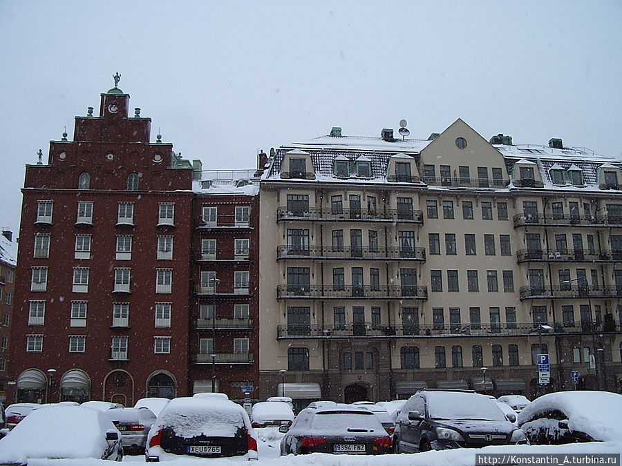 дома, напротив которых располагается кафе Стокгольм, Швеция