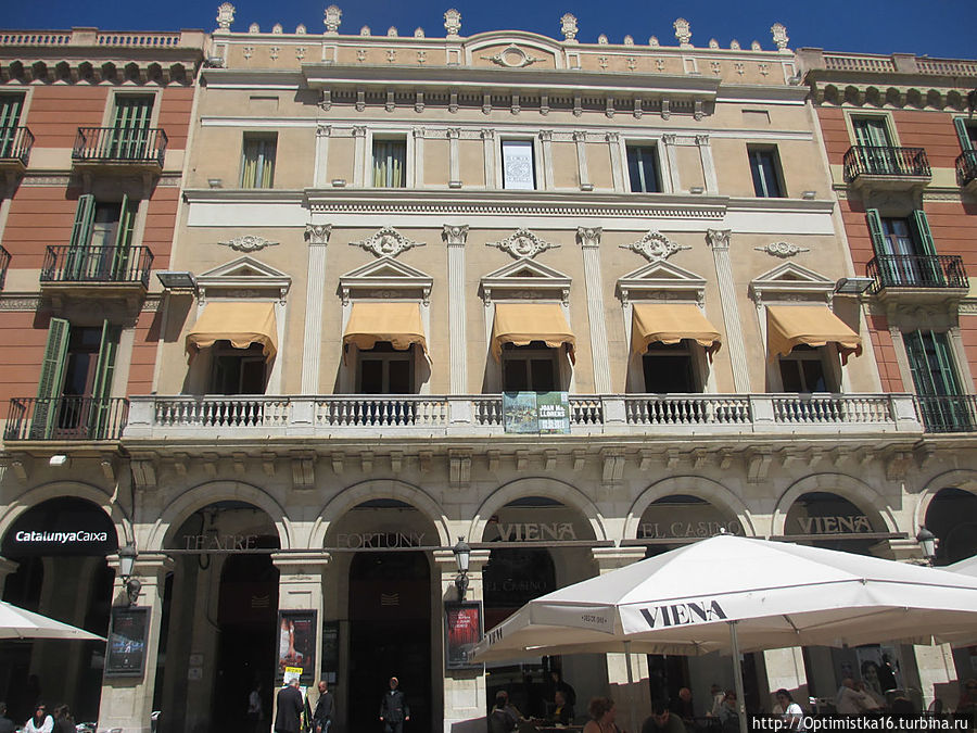 На площади Генерала Прима (Plaça del Prim) у монумента Приму Реус, Испания На площади Генерала Прима (Plaça del Prim) у монумента Приму Реус, Испания