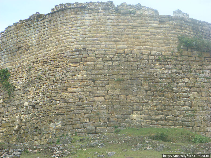 Стена крепости высотой 20 м. Чачапояс, Перу