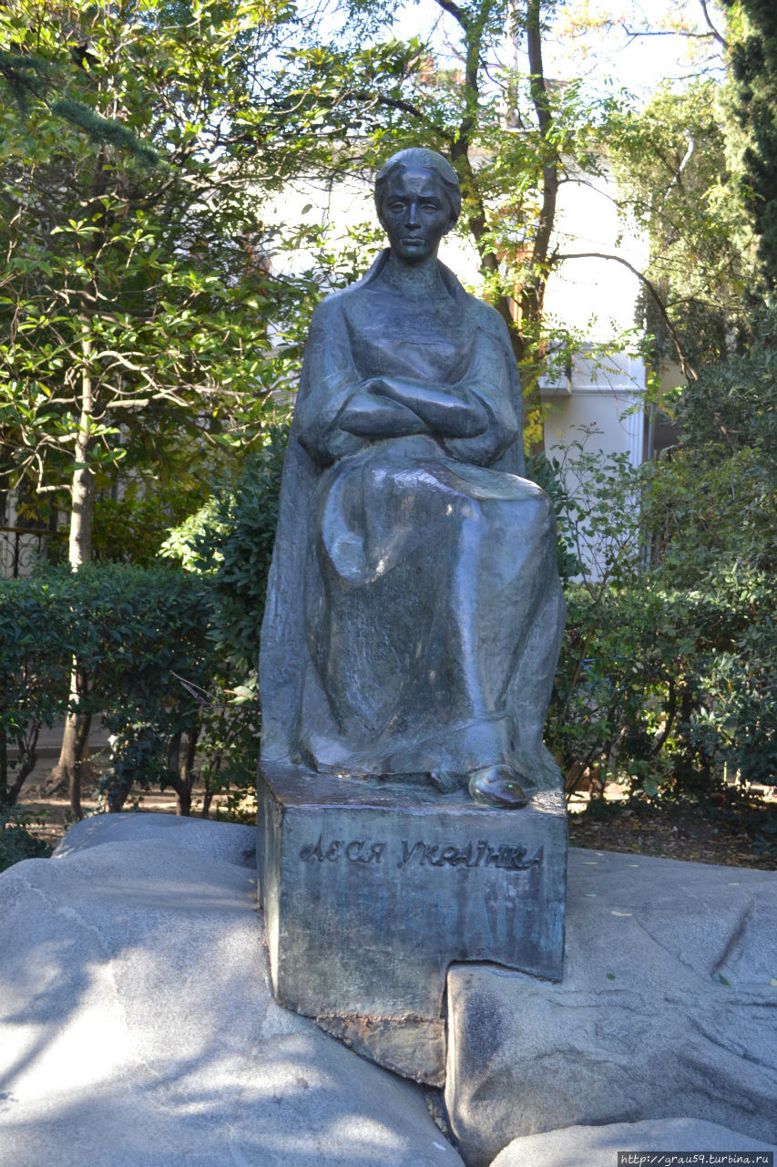 Памятник Лесе Украинке Памятник Лесе Украинке
