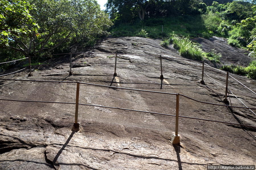Очень  стариннные  надписи  мантр  на скале. Михинтале, Шри-Ланка